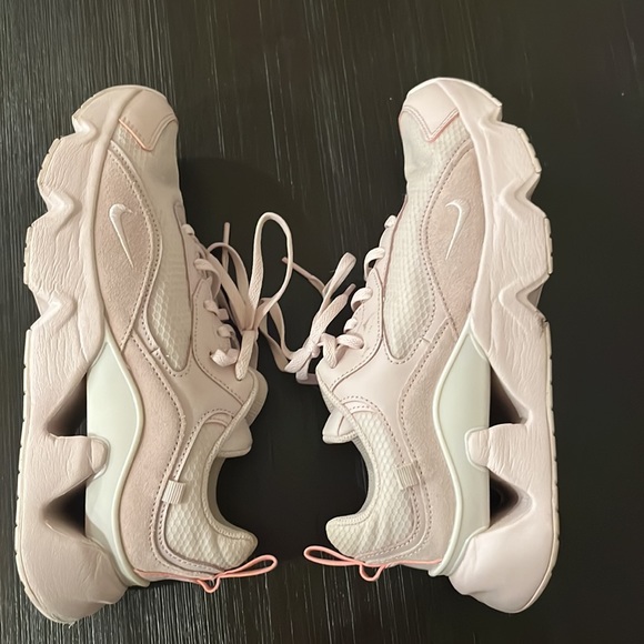 Pink Nike - Picture 3 of 5